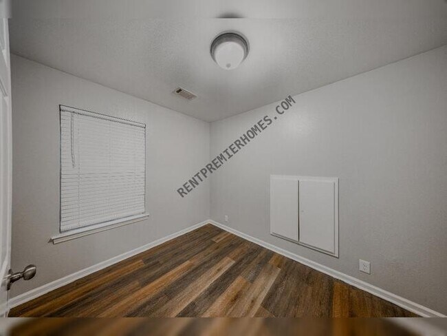 Building Photo - 3202 Fawn Dr