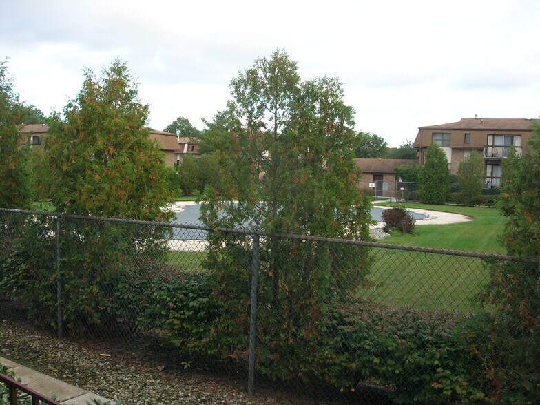 Building Photo - 706 N Oaks Blvd
