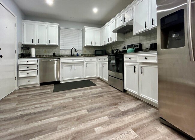 Building Photo - 1701 Lynx Cir