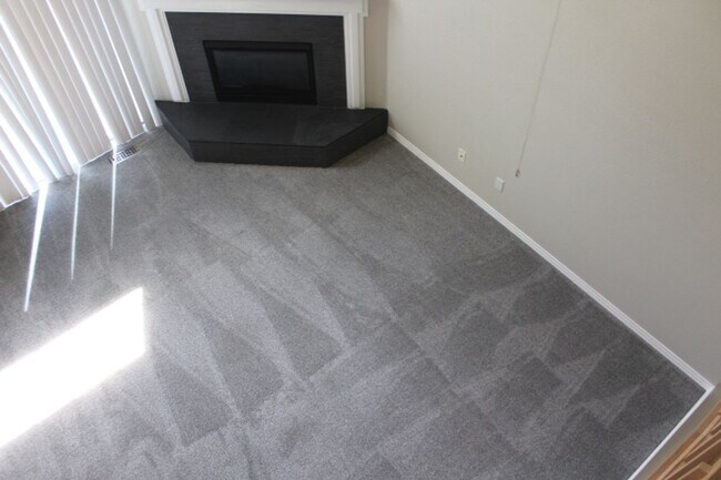 Building Photo - 2 BR/2 1/2 BA Townhouse in Gated Littleton...