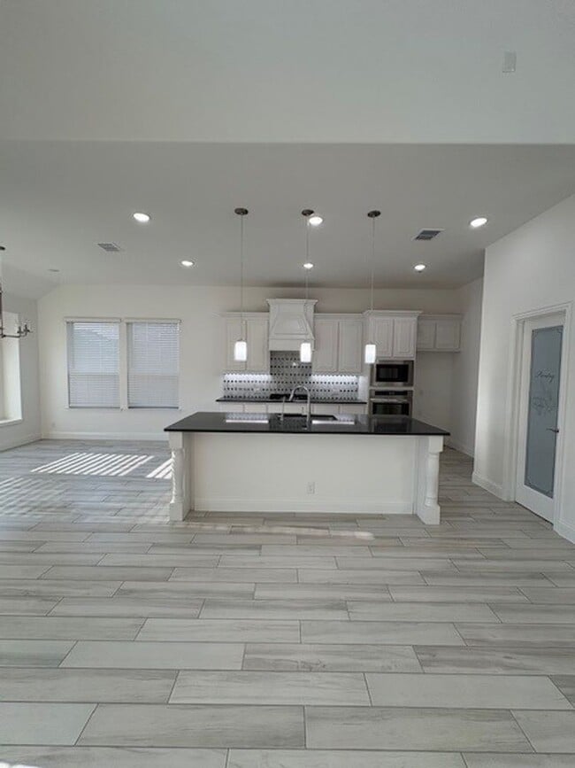 Building Photo - 2 Story Luxury 5 Bedroom Home !!