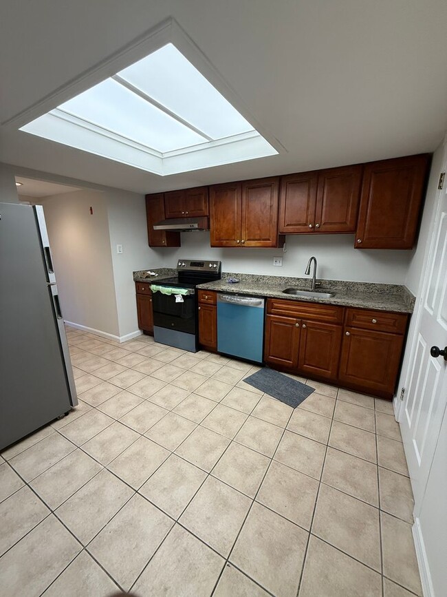 Building Photo - Renovated 5br Townhouse in Belair Town!