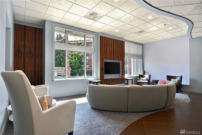 Building Photo - Spacious 1bd/1.5ba Condo in Belltown!