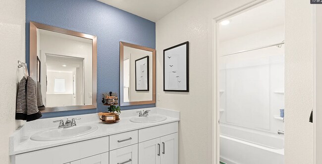 Building Photo - Beautiful Roseville Home! Please read entire ad for viewings!