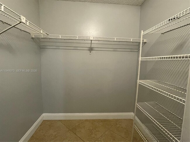 Building Photo - 9999 Summerbreeze Dr