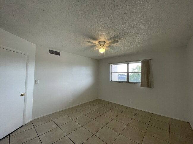 Building Photo - 8000 S Colony Cir