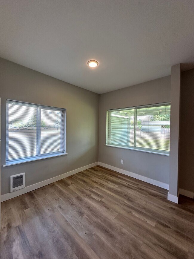 Building Photo - 2909 W Hood Ave