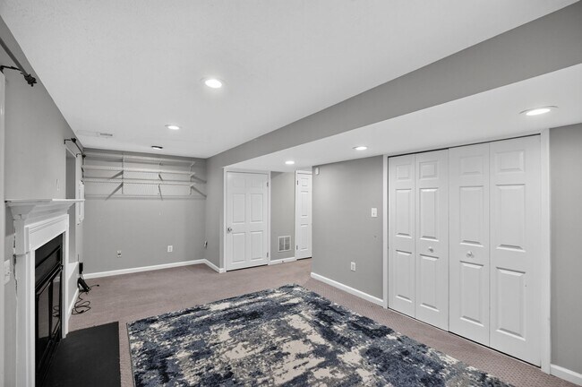 Building Photo - Well maintained, Bright & Spacious 3 BR/3.5 BA Townhome w/ Parking & Private patio - Pets Welcome!