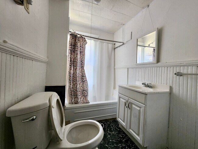 Building Photo - Spacious 5 Bedroom 2 Full Bath House | Front Porch | Back Yard | Off Street Parking | in-Unit Lau...