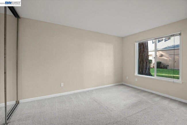 Building Photo - 215 Reflections Dr