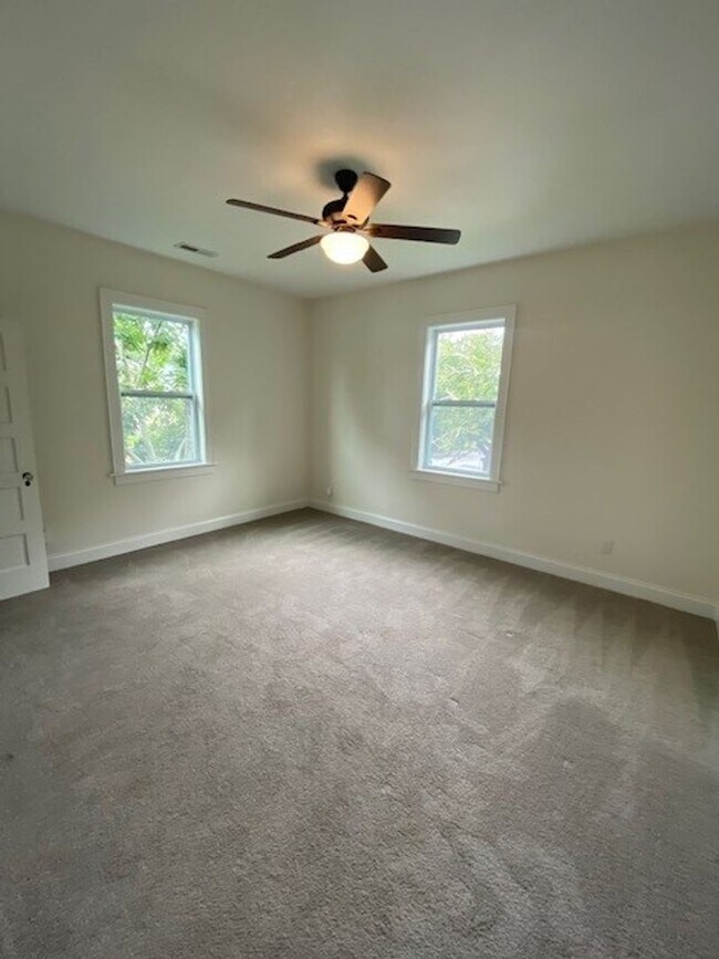 Building Photo - Georgous 5 bedroom 2.5 bath home in Downto...