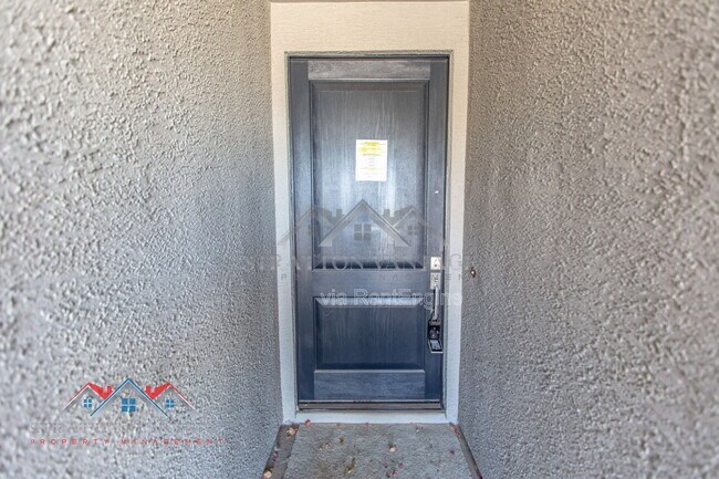 Building Photo - 15243 W Latham St