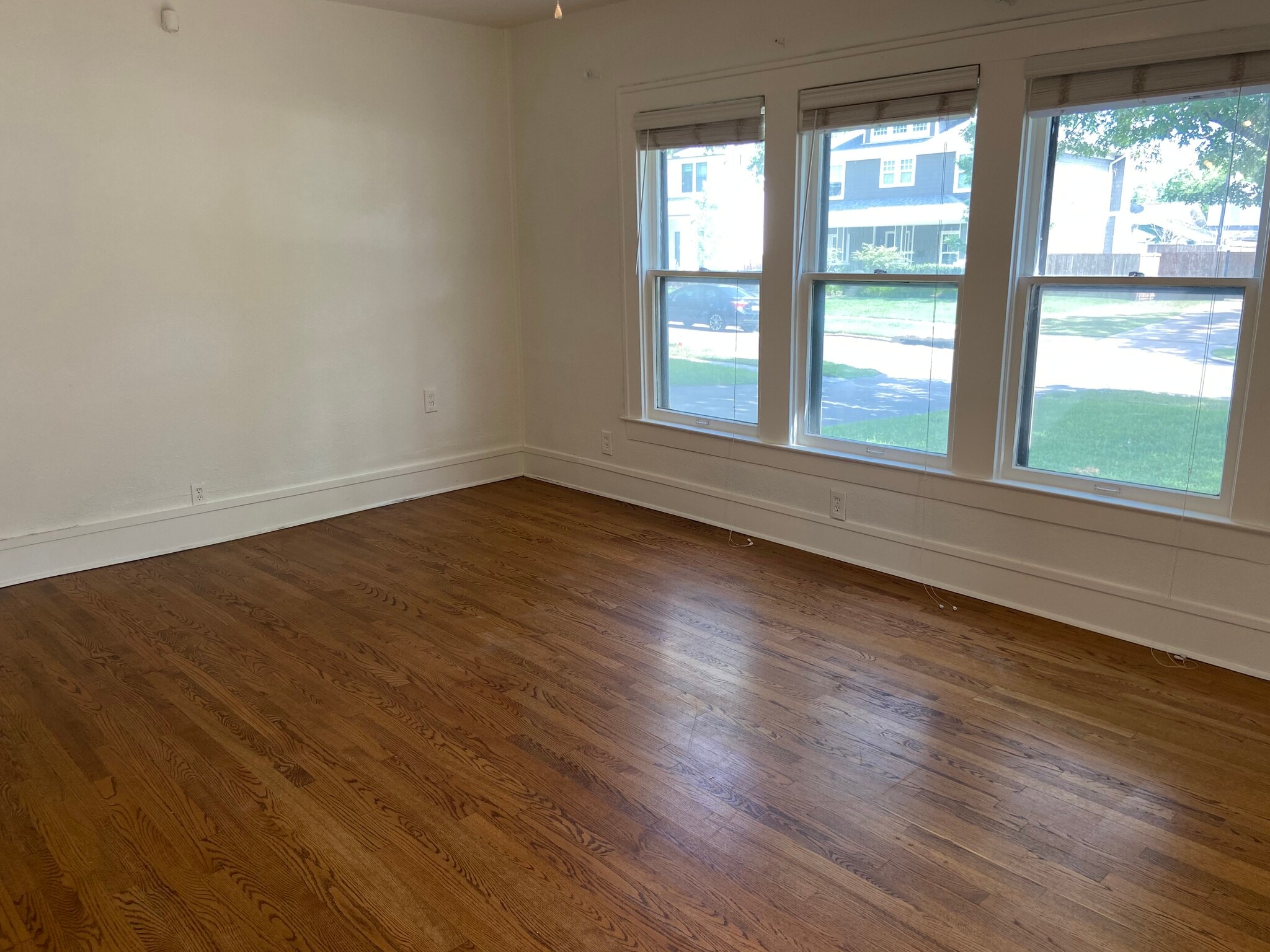 Living Room - 5519 Miller Ave