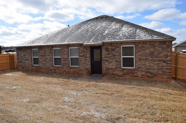 Building Photo - Very Nice 4 Bedroom 2 Bath Home in Yukon S...