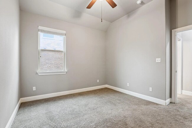 Building Photo - 8804 Vantage Point Dr