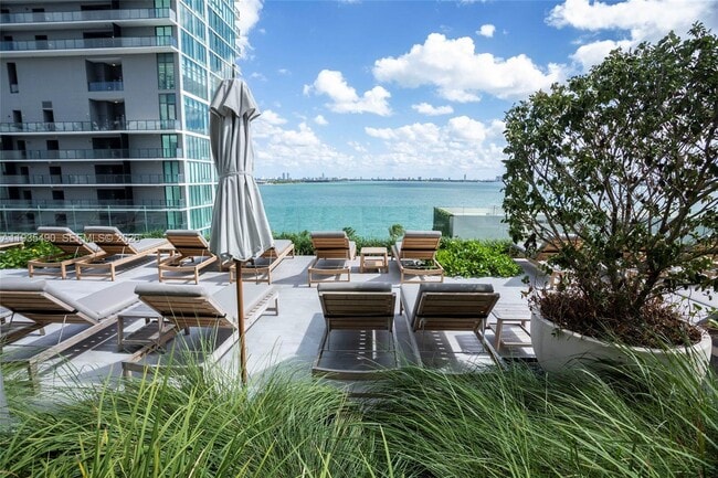 Building Photo - 650 NE 32nd St