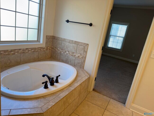 Building Photo - 2444 Bell Manor Dr SW