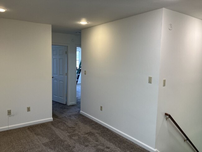 Building Photo - 114 W Shore Dr