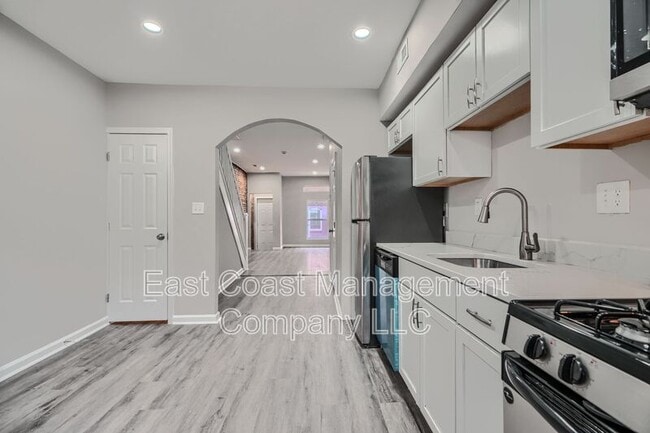 Building Photo - 2622 Llewelyn Ave