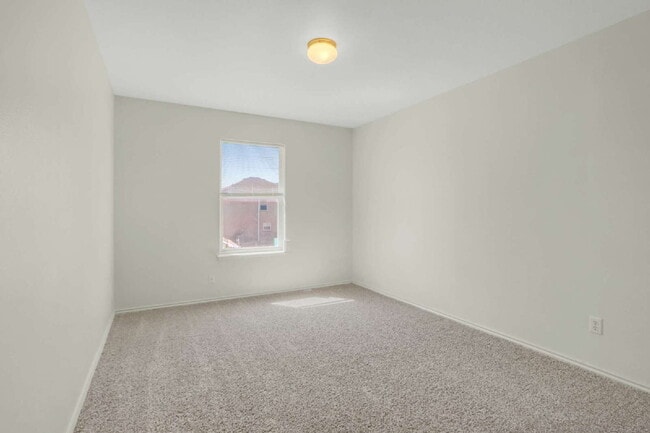 Building Photo - "Spacious 4-Bed, 3-Bath Retreat with Solar Panels!"