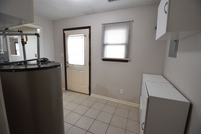 Building Photo - 2-3 bedroom Home in Greenfield with Garage.