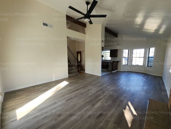 Building Photo - Stylish home with upgraded amenities