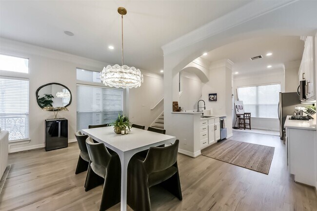 Building Photo - 4515 Lillian St