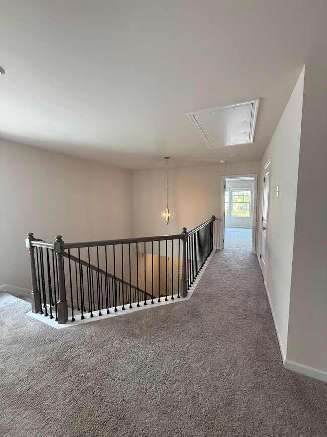 Building Photo - 79 Pineview Dr