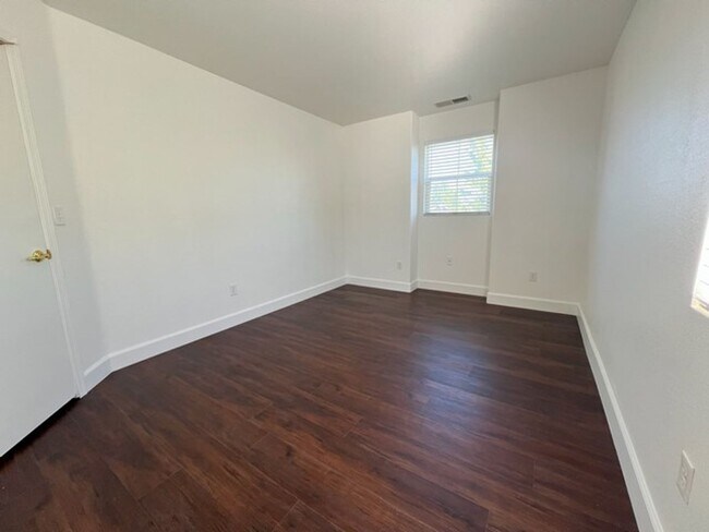Building Photo - North Valley Four Bedroom Home