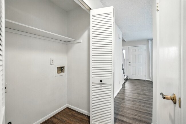 Building Photo - 1101 Surry Ln