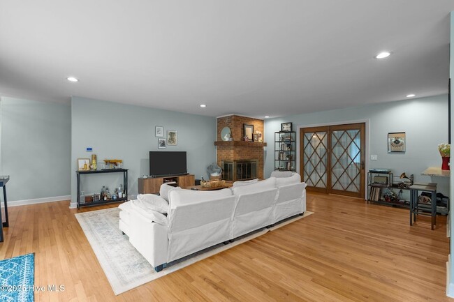 Building Photo - 185 Pine Ridge Dr