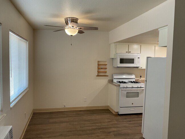 Building Photo - 5519 Paloma Ave