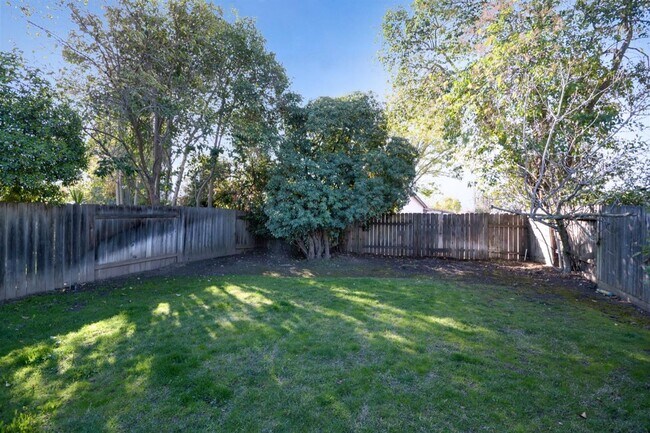 Building Photo - 8616-8618 La Riviera Dr