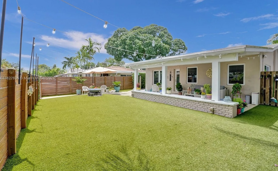 Building Photo - 1001 NE 17th Ct