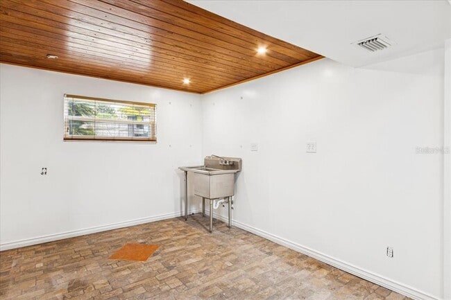 Building Photo - 521 Brookside Cir