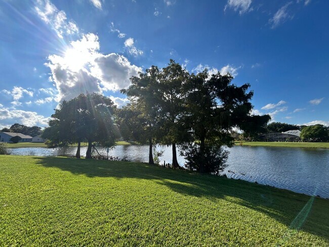 Building Photo - Waterfront Pool Home in Waterford Lakes