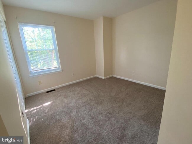 Building Photo - 116 Village Dr