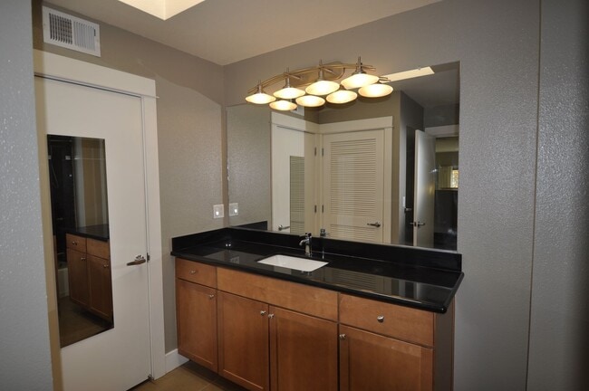 Building Photo - Modern San Jose Condo