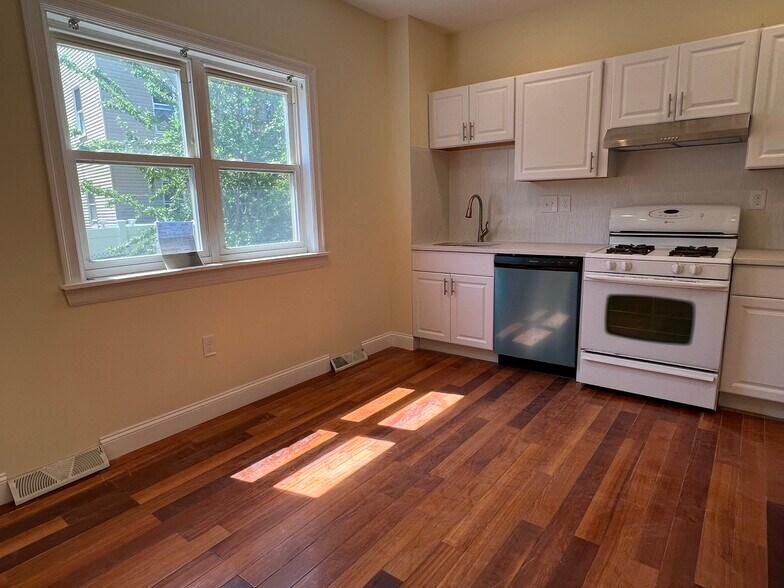 Building Photo - 24 Rossmore St