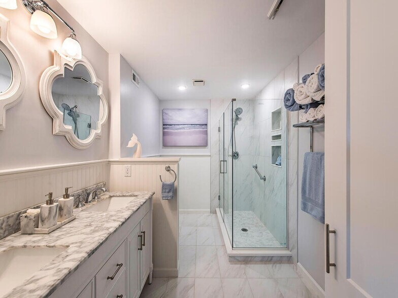 Luxurious master bath, twin sinks and closet - 555 Park Shore Dr