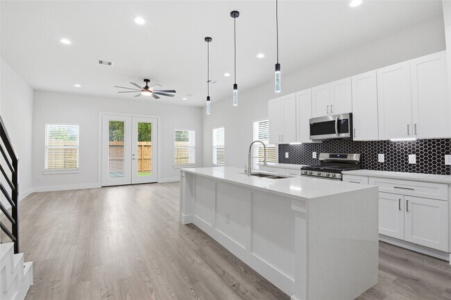 Building Photo - 727 S Victory Dr