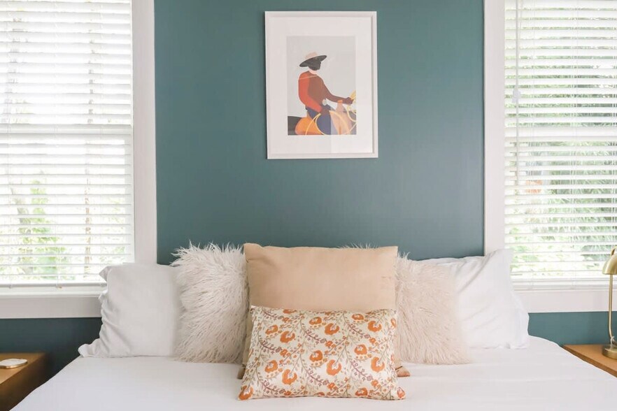 Building Photo - 2208 Elliott Ave