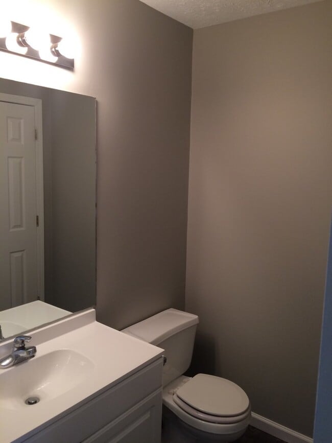 Building Photo - 3 bedroom, 1.5 bath town home located on B...