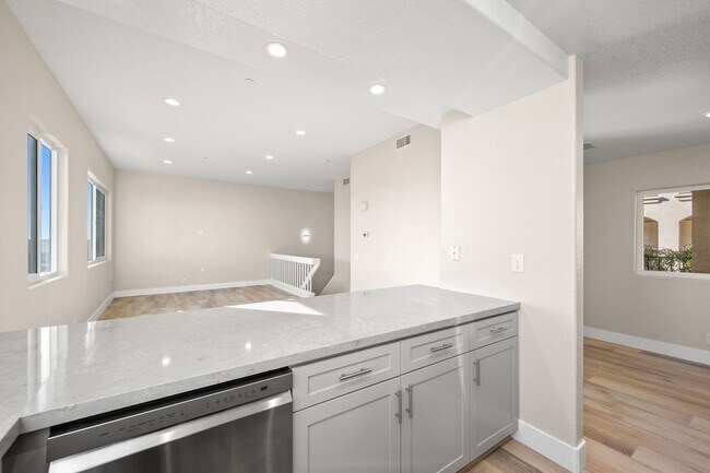 Building Photo - Stunning Remodeled Condo with Views in Banker's Hill