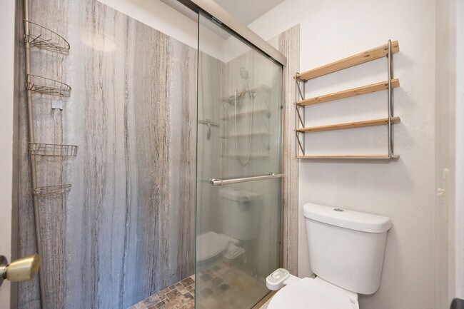 Building Photo - Prime location near downtown, airport, dining 1 bed 1 bath