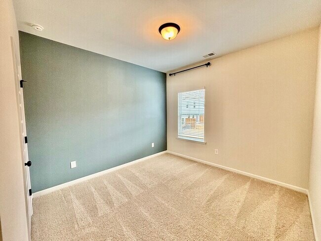 Building Photo - 401 Perth Dr