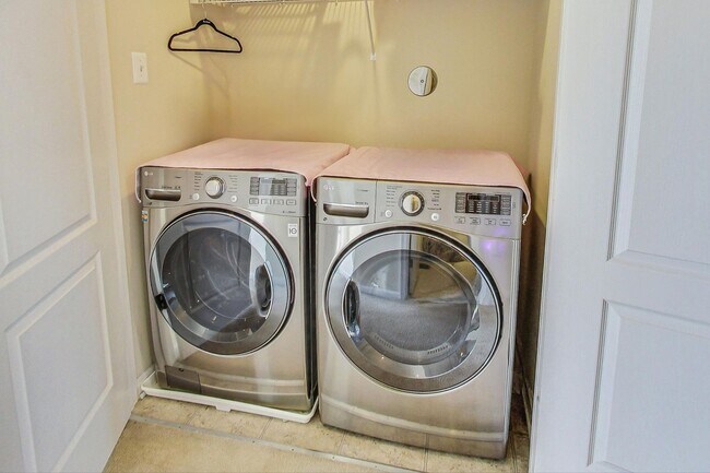 Building Photo - *Coming Soon* 3 bedroom, 2.5 bath Luxury Townhome in Market Square Subdivision!