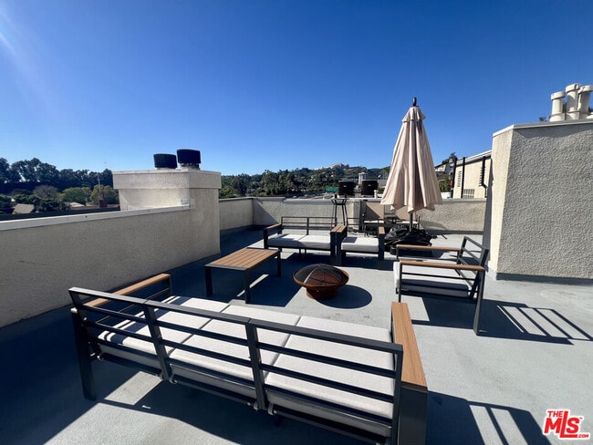 Building Photo - 390 S Sepulveda Blvd