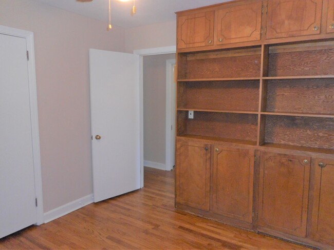 Building Photo - 3 Bedroom 2 Bath Brick Ranch Within 1 Bloc...
