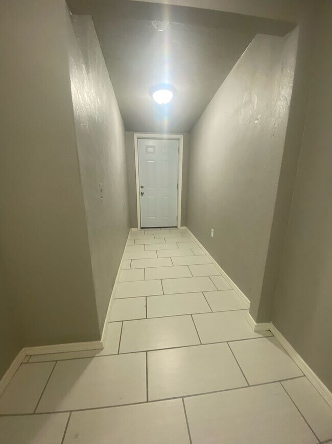 Building Photo - Gorgeous 3 Bed, 2 Bath Home with Modern Up...